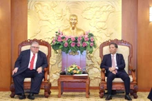 Tran Tuan Anh, miembro del Buró Político y jefe de la Comisión de Asuntos Económicos del Comité Central del Partido Comunista de Vietnam (D) recibe a Agustín Carstens, director general del Banco de Pagos Internacionales. (Foto: baoquocte.vn)