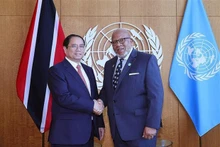 El primer ministro de Vietnam, Pham Minh Chinh, y el presidente del 78º período de sesiones de la Asamblea General de la ONU, Dennis Francis. (Foto: VNA)