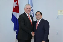 El primer ministro de Vietnam, Pham Minh Chinh (en la derecha), y el primer secretario del Comité Central del Partido Comunista y presidente de Cuba, Miguel Mario Díaz-Canel Bermúdez. (Foto: VNA)