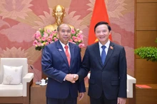 El vicepresidente de la Asamblea Nacional de Vietnam Nguyen Khac Dinh y el jefe de la Comisión de Asuntos Étnicos de la Asamblea Nacional de Laos, Khamchanh Sotapaserth. (Foto: quochoi.vn)