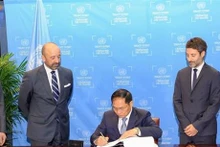 El ministro de Relaciones Exteriores de Vietnam, Bui Thanh Son, firmó el Acuerdo sobre la Conservación y Uso Sostenible de la Biodiversidad Marina de Áreas Fuera de la Jurisdicción Nacional. (Foto: VNA)