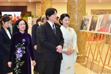 La miembro del Buró Político y permanente del Secretariado del Comité Central del Partido Comunista de Vietnam, Truong Thi Mai, junto con el príncipe heredero japonés Akishino y la princesa Kiko visitan la zona donde exhibe imágenes sobre la cooperación Vietnam- Japón. 