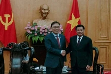 El presidente de la Academia de Política Nacional Ho Chi Minh, Nguyen Xuan Thang (Derecha), y el embajador de Corea del Sur en Vietnam, Choi Young Sam.