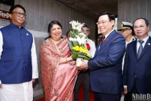 La presidenta de la Asamblea Nacional de Bangladesh, Shirin Sharmin Chaudhury, recibe a su homólogo vietnamita, Vuong Dinh Hue. 
