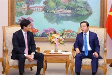 El viceprimer ministro Tran Hong Ha (en la derecha) y Harada Hidenori, presidente y director general de Mitsui Petroleum Exploration and Production. (Foto: VNA)