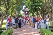 Turistas visitan el Templo de la Literatura. (Foto: Nhan Dan)