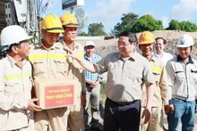 El primer ministro de Vietnam, Pham Minh Chinh, inspecciona progreso de trabajo en una obra de transporte clave en la provincia sureña de Dong Thap. (Foto: VNA)