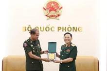 El mayor general Pham Truong Son entrega recuerdos al teniente general Nim Balen. (Foto: VNA)