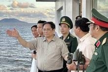 El primer ministro vietnamita, Pham Minh Chinh, inspecciona la situación del deslizamiento de tierra en la zona turística de Khai Long y el canal Nam O Ro en la provincia de Ca Mau. (Fuente: VNA)