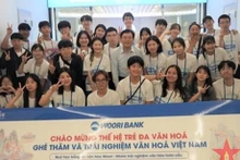 Jóvenes coreanos visitan Woori Bank Vietnam. (Foto qdnd.vn)