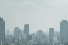 Los edificios se ven en la neblina causada por la contaminación del aire en Yakarta el 9 de agosto. (Foto: AFP/VNA)