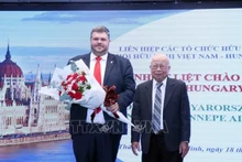 El presidente de la Asociación de Amistad Vietnam-Hungría de Ciudad Ho Chi Minh, Le Minh Triet (derecha), y el cónsul general de Hungría en la ciudad, Lehocz Gabor. (Foto: VNA)