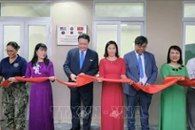 El embajador de Estados Unidos en Vietnam, Marc Knapper (cuarto desde la izquierda) y representantes de las autoridades locales cortaron la cinta para inaugurar un aula en el distrito de Phu Hoa. (Foto: VNA)
