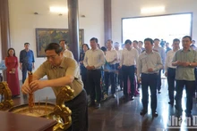 El primer ministro vietnamita, Nguyen Minh Chinh, ofrece inciensos en sitio conmemorativo a Nguyen Sinh Sac, padre del presidente Ho Chi Minh. 