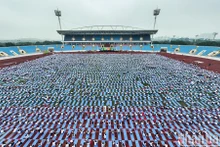 Los entusiastas del yoga se suman a una actuación masiva que forma la imagen de la bandera nacional vietnamita.