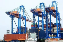 Transporte de mercancías de importación y exportación en el puerto de aguas profundas de Gemalink, ciudad de Phu My (Ba Ria - Vung Tau). (Foto: VNA)