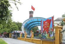 Pano en saludo al 78 aniversario de la Revolución de Agosto y el Día Nacional se coloca frente al Museo de Historia Militar de Vietnam (calle Dien Bien Phu, distrito de Ba Dinh). (Fuente: VNA)