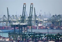 Transporte de carga en el puerto de Pasir Panjang en Singapur. (Foto: AFP/VNA)