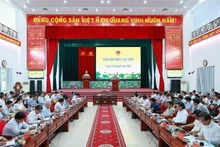 El primer ministro Pham Minh Chinh trabaja con líderes de varios ministerios, sectores y localidades del Delta del Mekong sobre la erosión de las riberas de los ríos y las costas, así como los esfuerzos para superar la erosión y las inundaciones en la región. (Foto: VNA)
