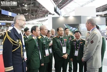 El teniente general Phung Si Tan se reúne con la delegación francesa en la exposición. 