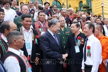 Presidente vietnamita se reúne con personas prestigiosas de minorías étnicas. (Foto: VNA)