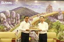 El secretario del Comité partidista y jefe de la delegación de la Asamblea Nacional de Vietnam en Da Nang, Nguyen Van Quang, recibe a Leklai Sivilay, secretario del Comité partidista y gobernador de la provincia Sekong. (Foto: baodanang.vn)