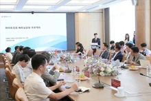 En la sesión de trabajo entre la delegación surcoreana y los líderes de la provincia de Thai Binh.(Foto: VNA)