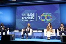 La viceministra de Relaciones Exteriores Nguyen Minh Hang habla en una sesión de debate del Foro de Líderes Mundiales. (Foto: VNA)