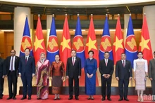 El presidente de la ANV, Tran Thanh Man, toma fotografías de recuerdo con los embajadores y encargados de negocios de los países de la Asean y Timor Leste.