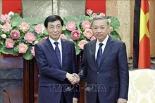 El miembro del Buró Político y presidente de Vietnam, To Lam, recibe al miembro del Comité Permanente del Buró Político del Comité Central del Partido Comunista y presidente del Comité Nacional de la Conferencia Consultiva Política del Pueblo Chino, Wang Huning. (Foto: VNA)