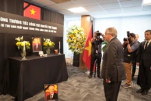 El secretario general de la ONU, Antonio Guterres, rinde homenaje póstumo al secretario general del PCV, Nguyen Phu Trong, en la sede de la misión permanente de Vietnam en Nueva York. (Foto: VNA)