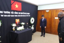El secretario general del Partido Comunista de Sudáfrica (PCS), Solly Mapaila, rinde tributo al secretario general del Partido Comunista de Vietnam (PCV), Nguyen Phu Trong. (Foto: VNA)