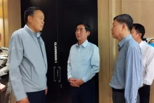 El primer ministro tailandés, Srettha Thavisin, y el embajador de Vietnam, Pham Viet Hung (cuarto, desde la izquierda) en el lugar del incidente. (Foto: VNA)