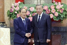 El presidente de Vietnam, To Lam, recibe en Hanói al enviado especial del primer ministro japonés y también expreemier de ese país, Suga Yoshihide. (Foto: VNA)