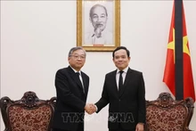 El viceprimer ministro vietnamita Tran Luu Quang recibe a su homólogo de Singapur, Gan Kim Yong. (Foto: VNA)