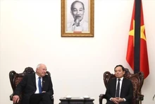 El viceprimer ministro de Vietnam Tran Luu Quang y el enviado especial del gobierno de Nueva Zelanda, Donald McKinnon. (Foto: VNA)