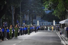 Multitudes hacen filas en las calles alrededor de la Casa Funeraria Nacional.