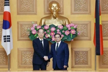 El primer ministro vietnamita, Pham Minh Chinh (D), y su homólogo surcoreano, Han Duck Soo. (Foto: VNA)
