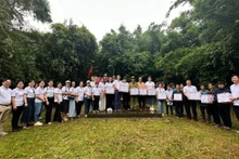 Entrega de obsequios a estudiantes de Laos en el hito 597. 