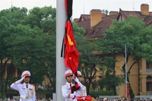 La ceremonia de izamiento de bandera nacional a media asta tuvo lugar a las 6:00 horas del 25 de julio en la plaza Ba Dinh. (Foto: VNA)