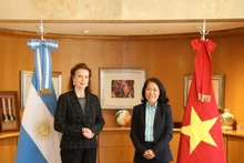 La a canciller argentina, Diana Mondino, y la embajadora vietnamita, Ngo Minh Nguyet. (Foto: VNA)