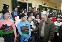 Nguyen Phu Trong, entonces presidente de la Asamblea Nacional, y miembros de grupos étnicos en la comuna de Ngoc Phung, distrito de Thuong Xuan, provincia de Thanh Hoa, enero de 2010. (Foto: VNA)
