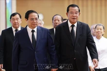 El primer ministro de Vietnam, Pham Minh Chinh, se reúne con el presidente del Partido Popular de Camboya y titular del Senado camboyano, Hun Sen. (Foto: VNA)