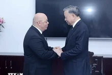 El presidente To Lam recibe en Hanói al ministro de Muyahidines (Veteranos de Guerra) y Titulares de Derechos de Argelia, Laid Rebiga. (Foto: VNA)
