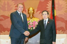 El presidente de la Asamblea Nacional de Vietnam, Tran Thanh Man, recibe al vicepresidente de la Duma Estatal de Rusia, Tolstoi Piotr Olegovich. (Foto: VNA)