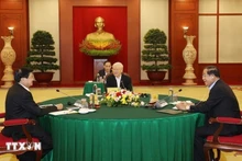 El secretario general Nguyen Phu Trong (centro), el presidente del Partido Popular y premier de Camboya Hun Sen (derecha) y el secretario general del Partido Popular Revolucionario y presidente de Laos, Thongloun Sisoulith en la Reunión de alto nivel Vietnam - Camboya - Laos, organizada en Hanói, 26 de septiembre de 2021. (Foto: VNA)