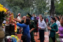 La delegación rinde homenaje a los mártires en el cementerio de Hang Keo.