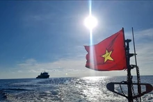 La bandera nacional ondea en medio de los mares. 