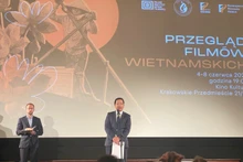 Ha Hoang Hai, embajador de Vietnam en Polonia, habla en la ceremonia.