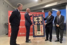 El subsecretario del Comité partidista de Lao Cai, Hoang Giang, entrega recuerdos a los dirigentes de la región francesa de Nueva Aquitania. (Foto: VNA)